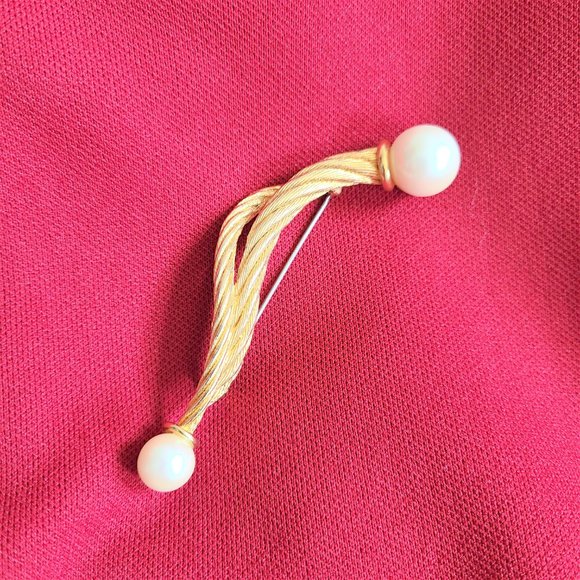 Vintage large gold tone brooch. - Picture 1 of 5